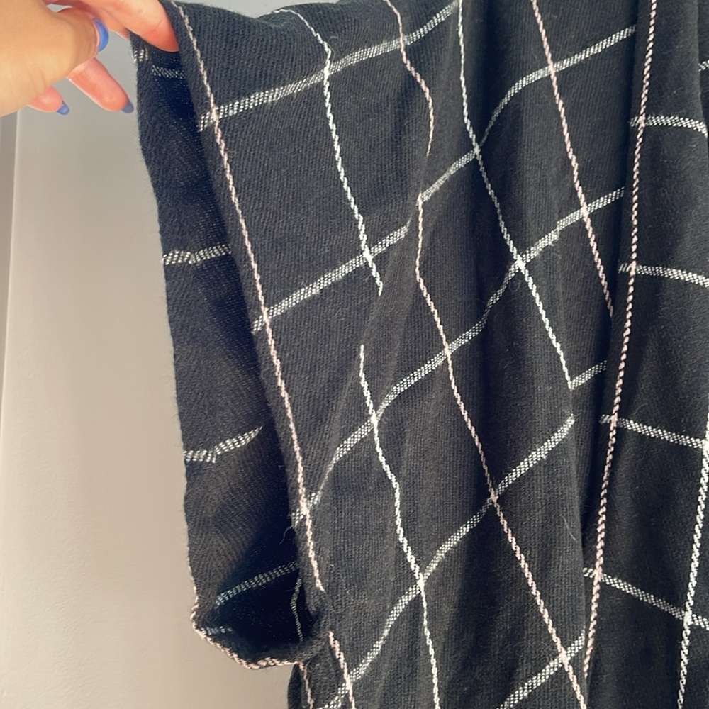 NWT Loft Plaid Black and White Wrap With Sleeves Fall Winter One Size - Picture 2 of 5